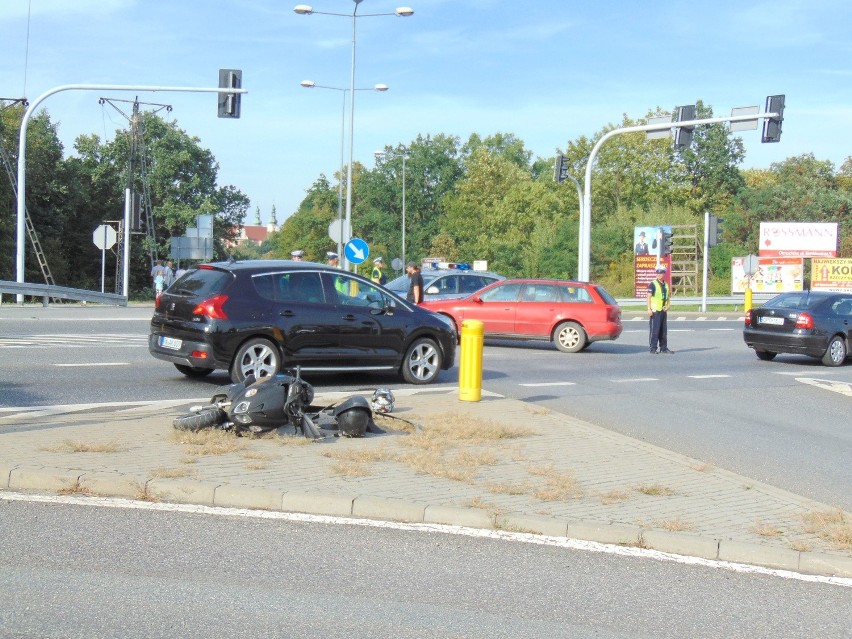 Skuter zderzył się z samochodem. Jedna osoba ranna