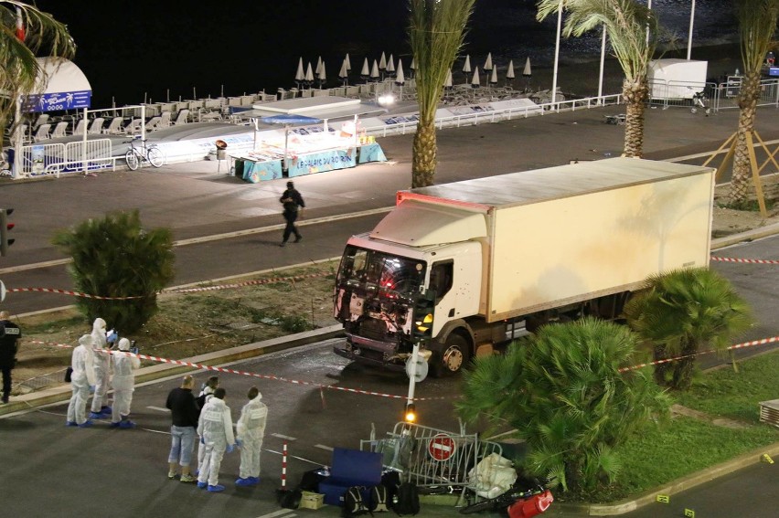 Atak w Nicei: ciężarówka wjechała w tłum. Moment ataku [WIDEO]