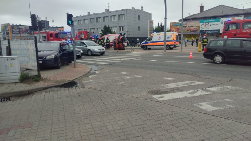 Białystok. Wypadek na ul. Hetmańskiej. Fiat dachował (zdjęcia)