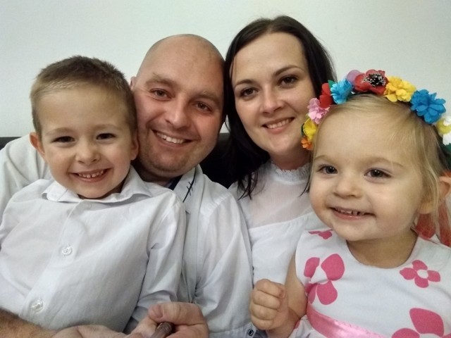 - Zbieramy pieniądze na powrót do zdrowia naszego ukochanego tatusia i męża Marcina - mówi Justyna Grys