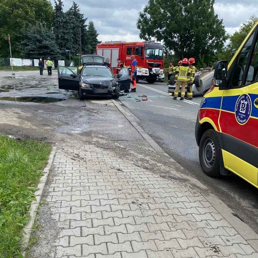 Poważny wypadek pod Krakowem. Samochód dachował po zderzeniu z BMW