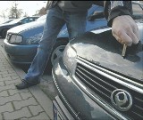 Ostrowscy wandale wybijają szyby i niszczą auta