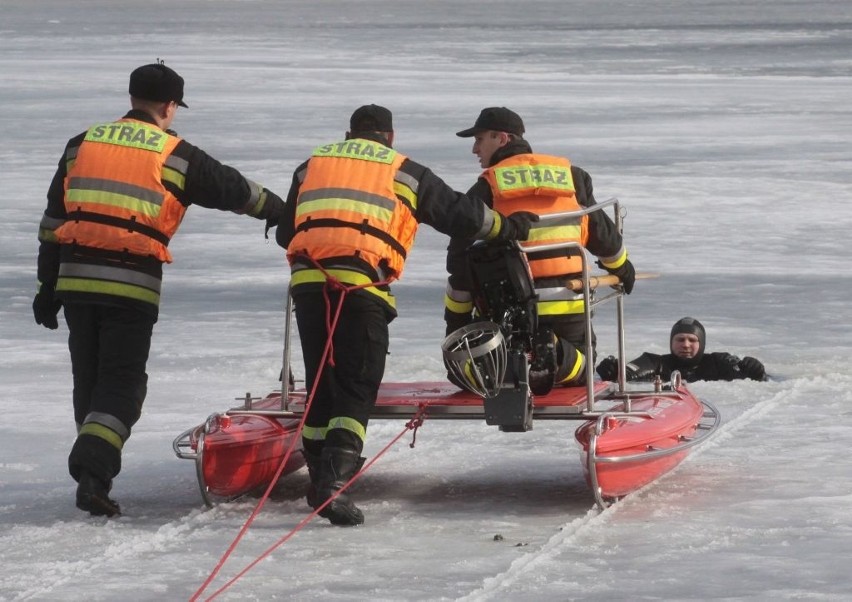 Ćwiczenia strażaków na cienkim lodzie