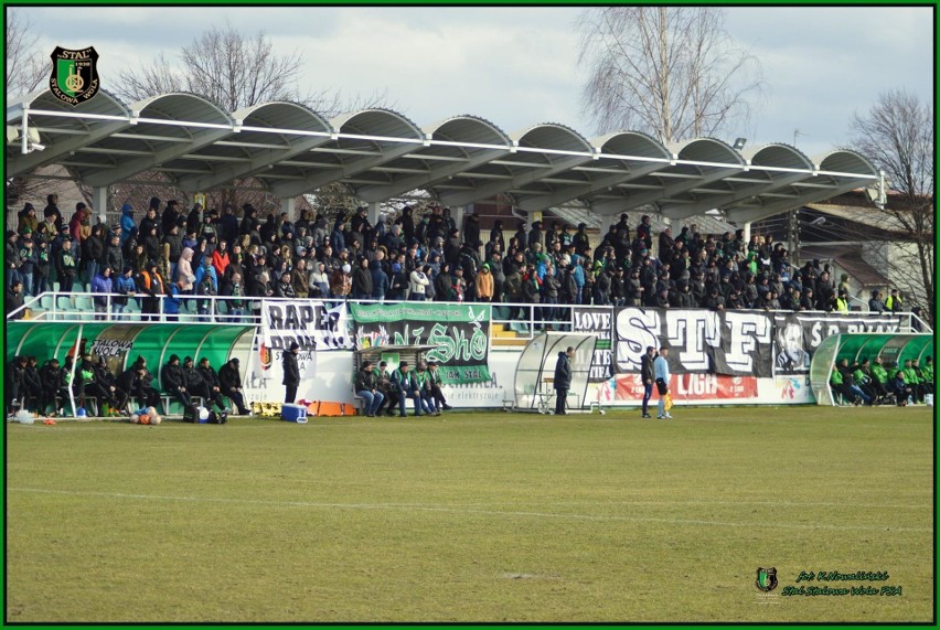 2 liga. Radość w szatni piłkarzy Stali Stalowa Wola po wygranym meczu z Siarką Tarnobrzeg