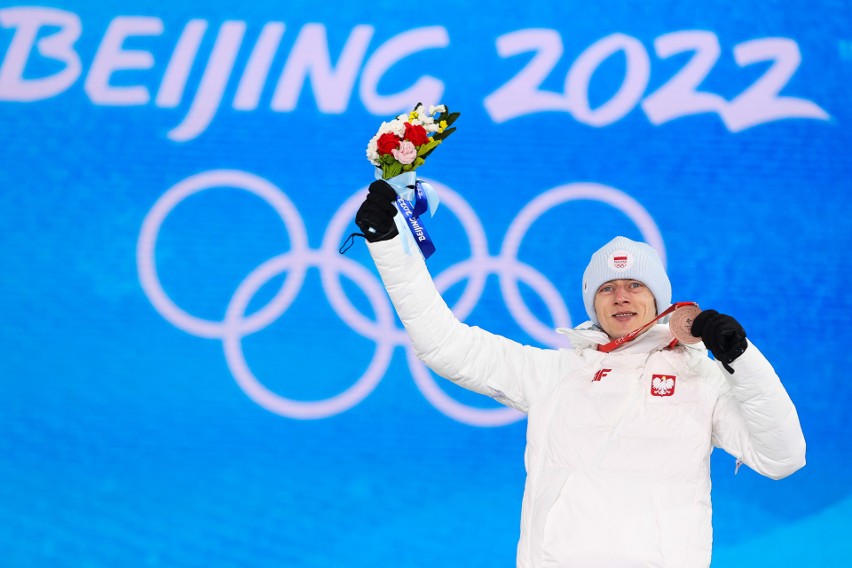 Dawid Kubacki odebrał medal olimpijski! Wzruszająca ceremonia w Zhangjiakou