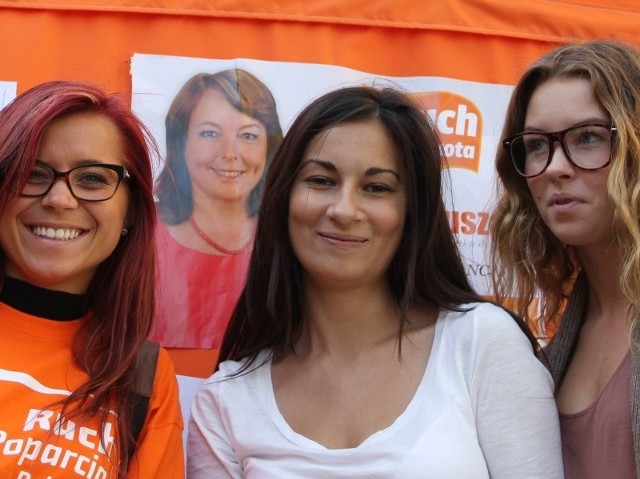 Urocze wolontariuszki Ruchu Palikota. Od lewej: Izabela, Patrycja oraz Izabela. Panie rozdawały ulotki na "Sienkiewce&#8221;. 