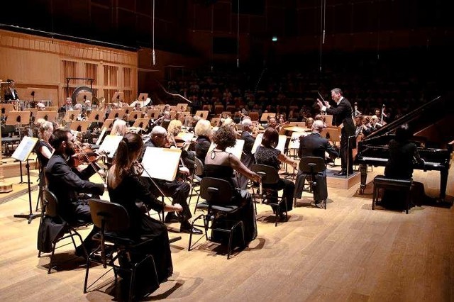 Gruziński dyrygent i szef artystyczny Polskiej Filharmonii Bałtyckiej - George Tchitchinadze oraz hiszpański pianista Luis Fernando Pérez przygotowali jeden z najbardziej pogodnych koncertów Wolfganga A. Mozarta – Koncert C-dur KV 467.