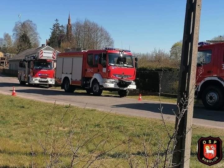 Pożar poddasza budynku dawnej szkoły podstawowej w miejscowości Porost [ZDJĘCIA]