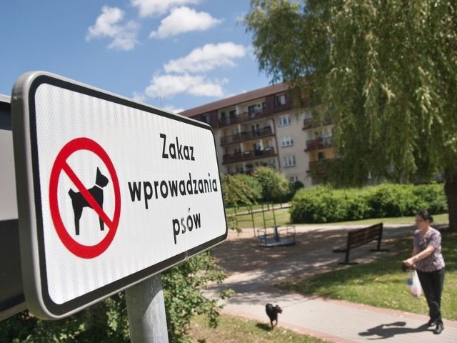 Spółdzielnia Mieszkaniowa Kolejarz na wnioski mieszkańców osiedla Piastów zamontowała tabliczki o zakazie wprowadzania psów. 