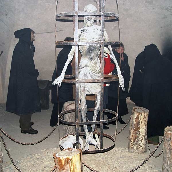 W Krasiczynie można zobaczyć m.in. salę tortur.