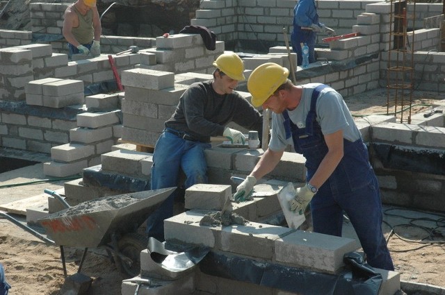 Budowa bloku przy ulicy Koszarowej ruszyła 1 marca. Ma się zakończyć jeszcze w tym roku - w grudniu.