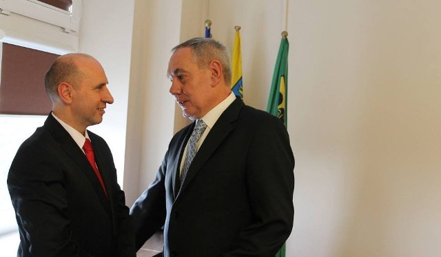 Sławomir Gradzik z SLD (na zdjęciu z lewej) i starosta Andrzej Michta (PSL). Wydaje się, że to już koniec ich „politycznej” przyjaźni.