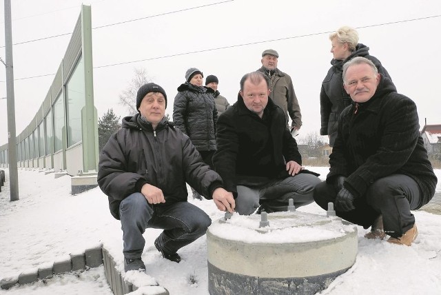 Zanim droga została oddana do użytku, ekrany stały z wypełnieniem. Wszystko zostało zdemontowane, zostały tylko te stopy pod słupy - pokazują mieszkańcy ulicy Wiklinowej