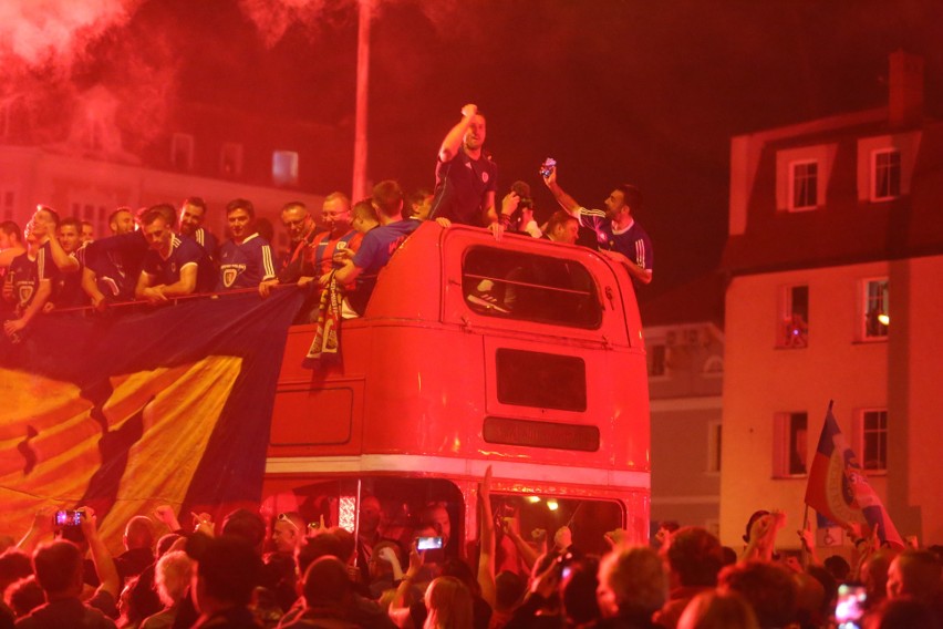 Kibice Piasta świętowali wraz z drużyną jej pierwszy w...