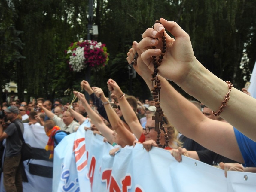 Marsz Równości w Białymstoku. Z jednej strony było kolorowo i głośno, z drugiej groźby i race. Policja zatrzymała kilkanaście osób