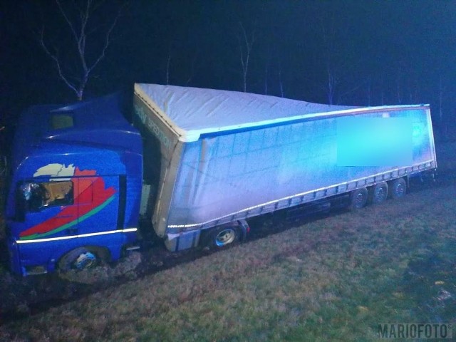 Samochód ciężarowy wypadł z autostrady pod Opolem.