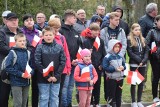 Ustczanie uczcili Święto Flagi Rzeczypospolitej Polskiej. Uroczystość przed ratuszem