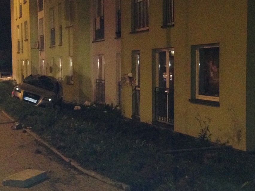 Wypadek w Koszalinie. Audi z impetem uderzyło w budynek mieszkalny [zdjęcia] 
