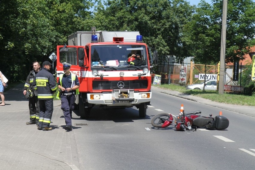 Wypadek z udziałem motorowerzysty na ulicy Opolskiej