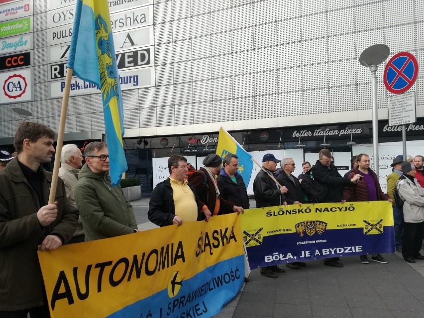 Niemy protest Ślązaków w Katowicach
