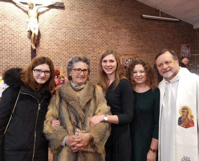 Hiszpańsko - radomska grupa uczestnikow spotkania Taizé w Madrycie. Z lewej radomianka Aneta Wygonna.