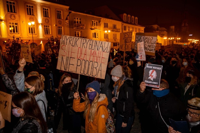 Strajk generalny kobiet w Białymstoku i kontrmanifestacja narodowców na Rynku Kościuszki. Zaatakowano protestujących [ZDJĘCIA, WIDEO]