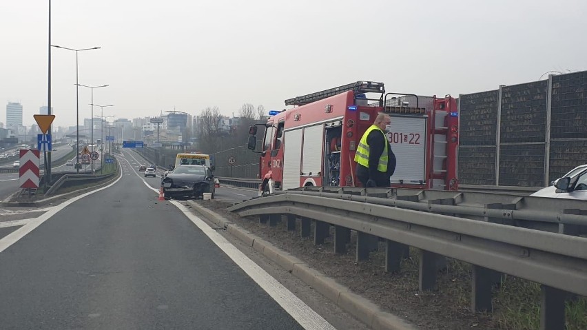 Katowice. Wypadek przy zjeździe na autostradę A4 na zakręcie...