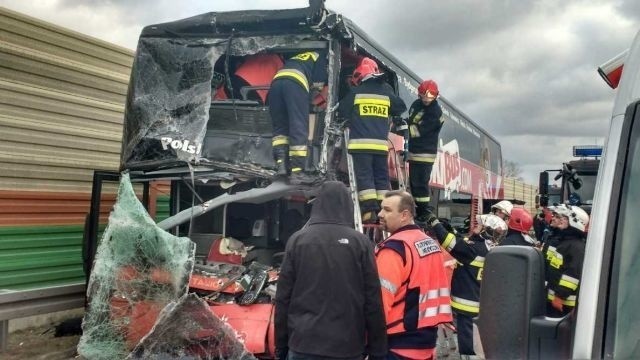 Wypadek Polskiego Busa na A2 koło Skierniewic. Jedna osoba nie żyje, wielu rannych [ZDJĘCIA,FILM]
