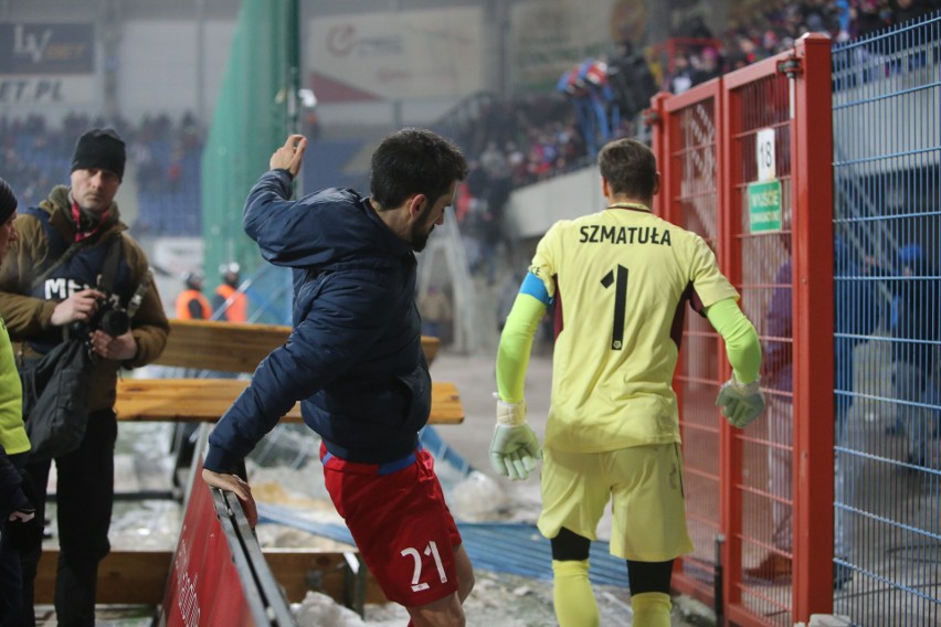 Derby Śląska przerwane, potem zakończone. Kibice Górnika...