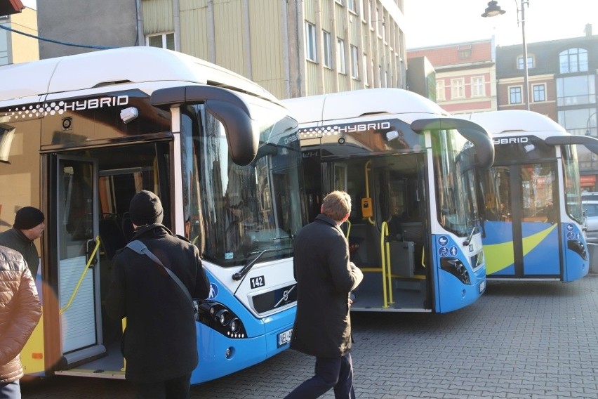 Trzy pierwsze nowoczesne autobusy hybrydowe firmy Volvo...