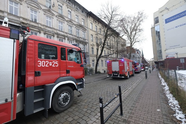 Na ul. Piekary pojawiły się cztery wozy strażackie. W jednym z budynków wystąpił problem z instalacją elektryczną