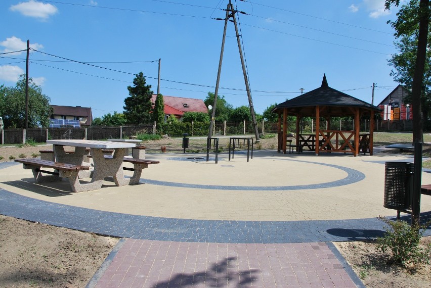 Park w Kluczach zyskał nowe oblicze. Pojawiły się stoły do gier, siłownia, plac zabaw i altana [ZDJĘCIA]