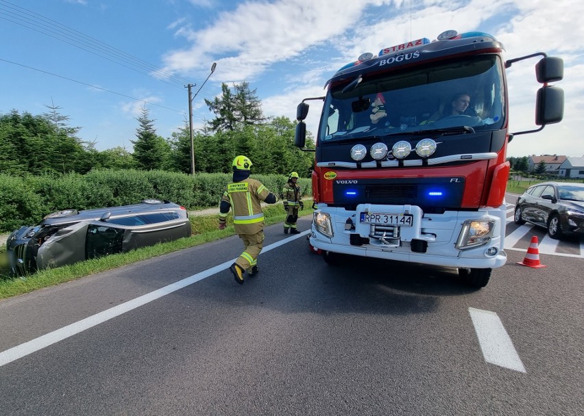 Wypadek na drodze krajowej nr 77 w Orłach. 62-letnia kierująca volkswagenem wjechała do rowu. Pojazd przewrócił się na lewy bok [ZDJĘCIA]