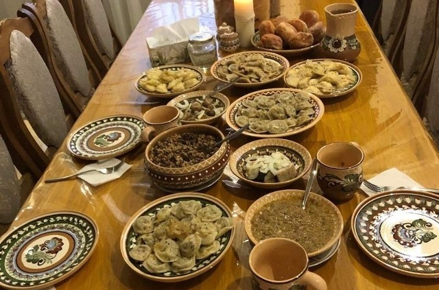 Typowa ukraińska kolacja wigilijna. Wszystkie dania podane są w specjalnych glinianych naczyniach.