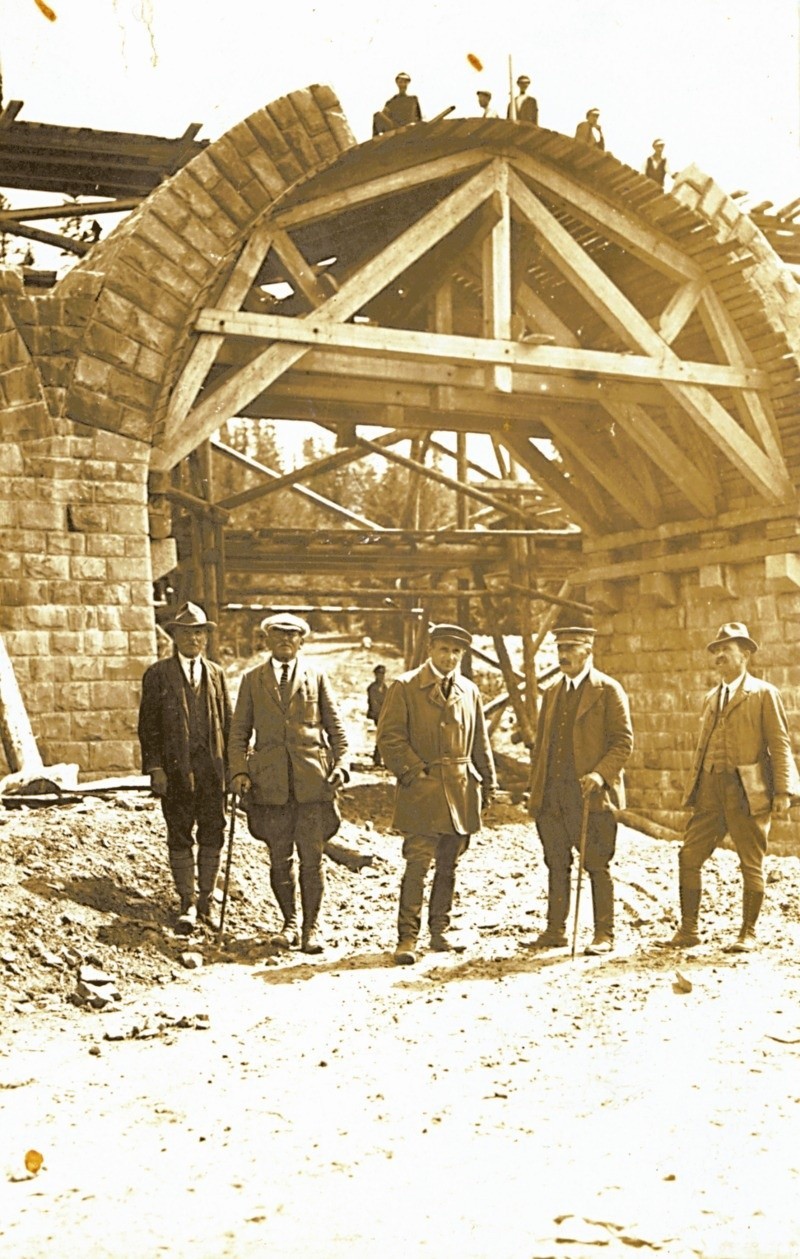 Rok 1927. Odbudowa mostu w Jaremczu. Drugi z lewej Antoni...