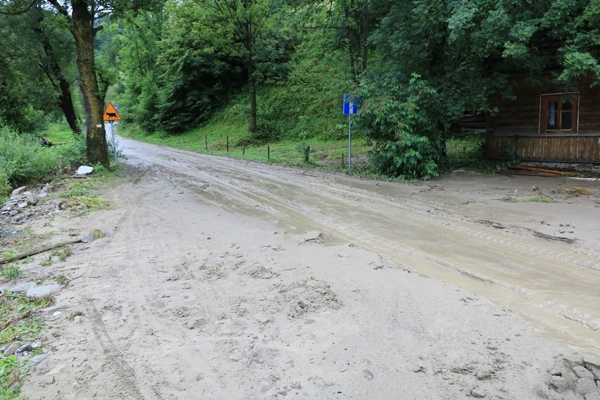 Katastrofalna sytuacja w Ochotnicy Górnej. Woda zniszczyła drogi i domy [ZDJĘCIA]