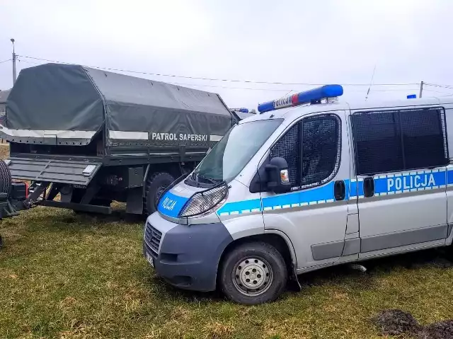 W gminie Cekcyn znaleziono pocisk artyleryjski. odebrali go żołnierze z Chełmna