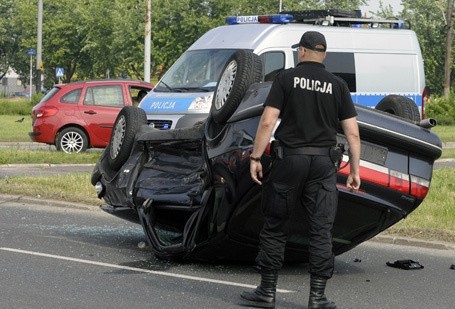 Po zderzeniu z audi saab przewrócił się na dach.