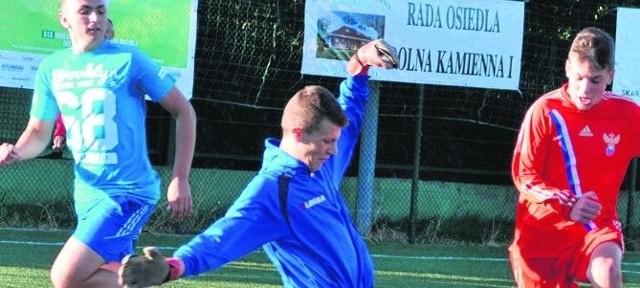  Abstynenci (niebieskich strojach) są jednymi z ćwierćfinalistów wakacyjnego turnieju Dolna Kamienna 1 w kategorii juniorów.