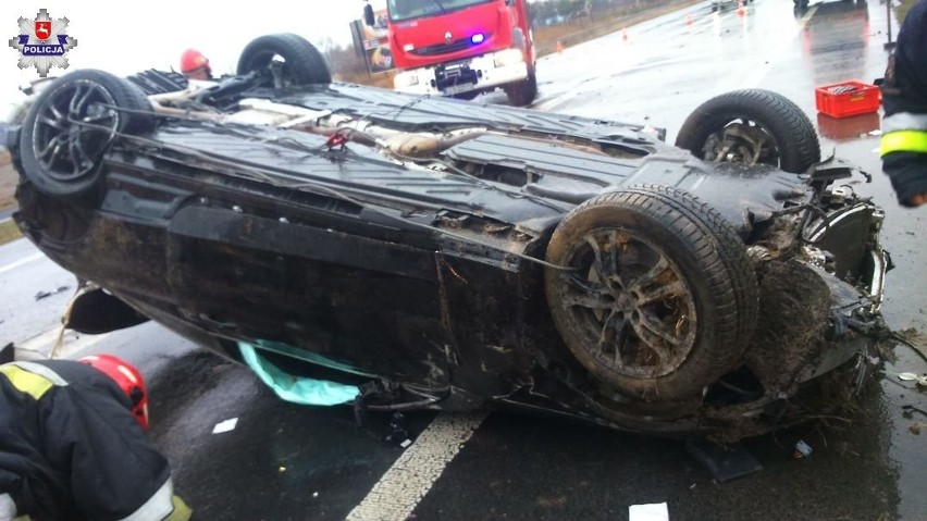 Wypadek na obwodnicy Lubartowa. Mercedes dachował na krajowej "dziewiętnastce"