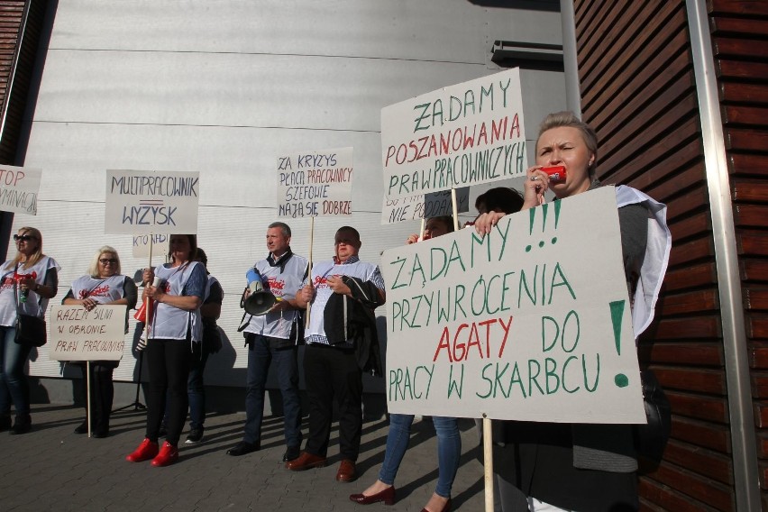 Kilkadziesiąt osób pikietowało przed rzeszowskim...