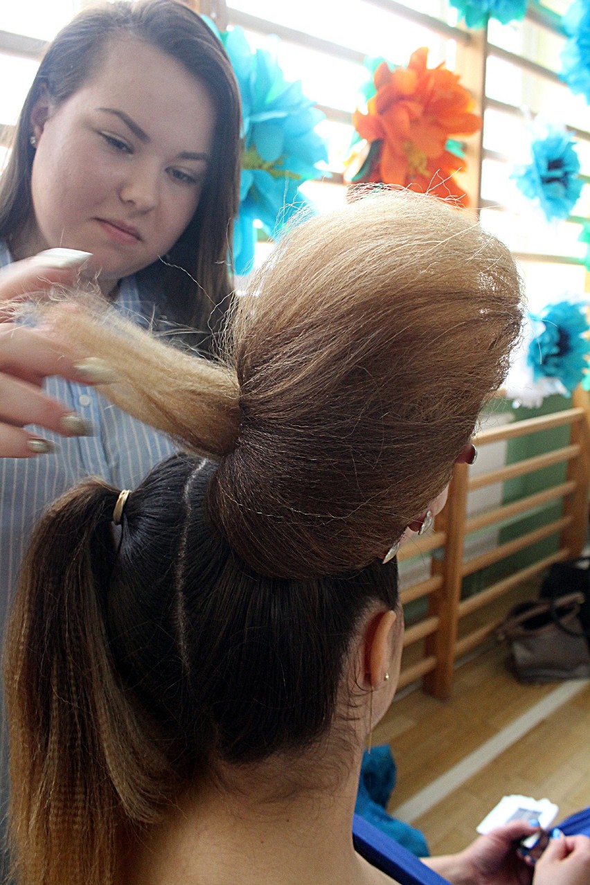 Kobieta inspirowana naturą. Wiosenne fryzury w Zespole Szkół Odzieżowo-Włókienniczych (ZDJĘCIA)