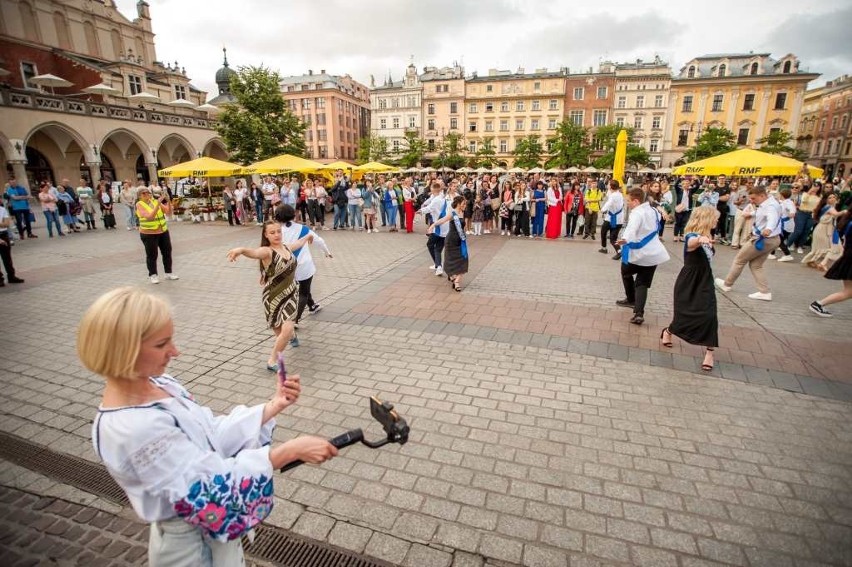 Uczniowie z Ukrainy pożegnali szkołę walcem na krakowskim Rynku