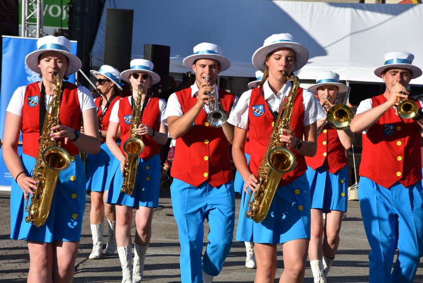 Muzycy koncertowali i paradowali na placu Konstytucji 3-Maja...