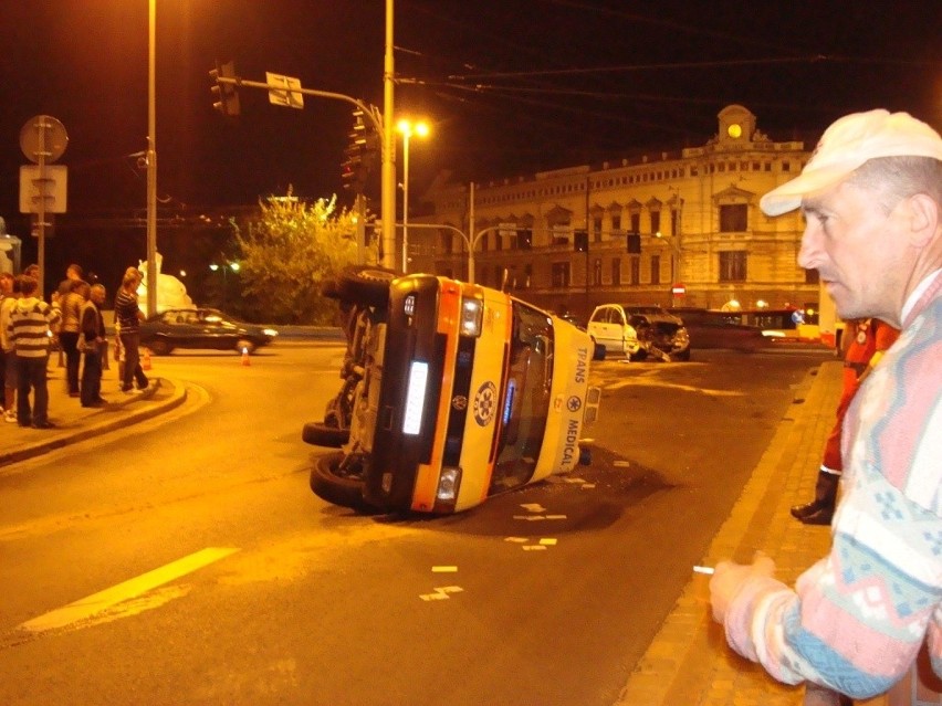 Wrocław: Wypadek na pl. Jana Pawła II (ZDJĘCIA)