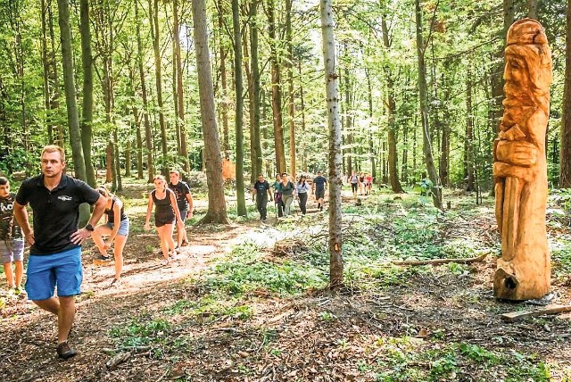 Do średniowiecznego grodziska wiedzie urokliwa ścieżka. Na jej początku urządzono miejsce piknikowe. Po drodze turyści mijają blisko dwumetrowe figury wojów.