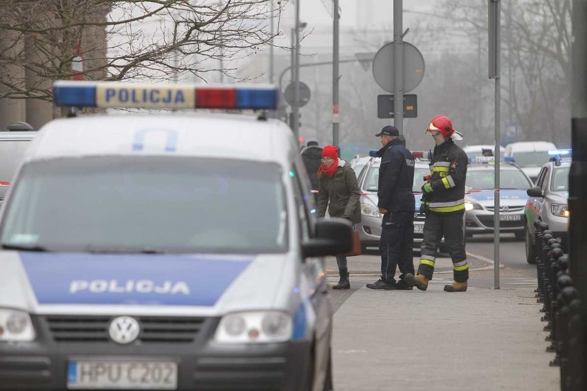 Poznań: Strażacy i policja pod Urzędem Wojewódzkim. Pojawiła się wiadomość, że w środku jest bomba [ZDJĘCIA]