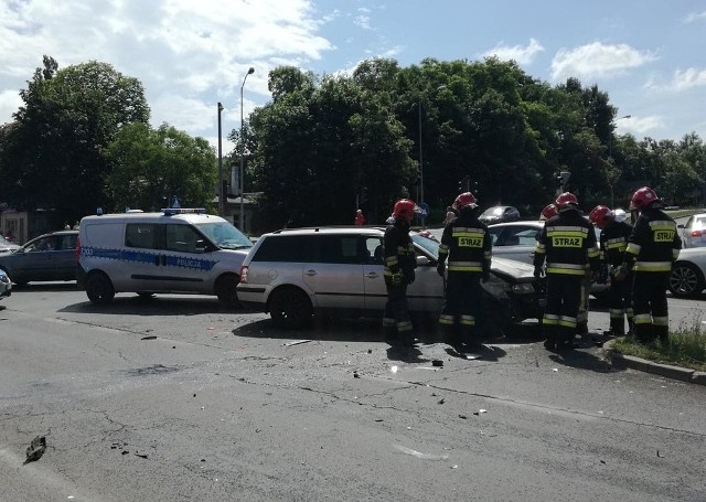 Do wypadku doszło w niedzielę, 16 czerwca, na skrzyżowaniu ulic Wojska Polskiego, Zacisze i Wyszyńskiego. Zderzyły się  peugeot i volkswagen. Karetka pogotowia ratunkowego zajęła się 4-letnim dzieckiem.Do wypadku doszło około godz. 10.50. Kierowca peugeota jechał ul. Zacisze w kierunku Wyszyńskiego. Miał zielone światło. Kierujący volkswagenem wjechał na skrzyżowanie z al. Wojska Polskiego na czerwonym świetle. Doszło do potężnego zderzenia. Peugeota wyrzuciło na al. Wojska Polskiego.Jak duża była siła zderzenia samochodów widać na nagraniach. Na miejsce zdarzenia dotarły zaalarmowane służby ratunkowe. Uczestnikom wypadku pomogli świadkowie zdarzenia.O wypadku pisaliśmy wcześniej w materiale: Poważny wypadek w Zielonej Górze. Ranne dziecko