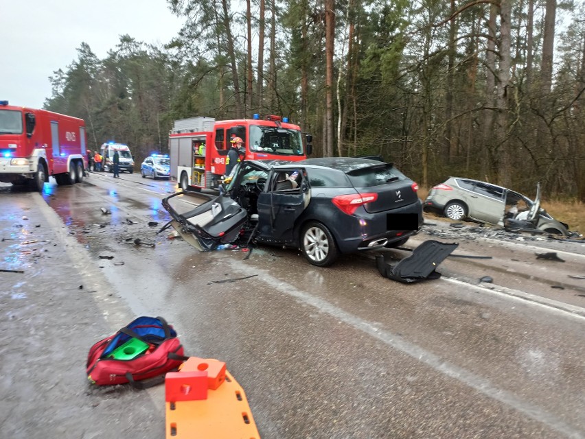 Szczebra. Citroen zderzył się z fordem. Małżeństwo z dziećmi w szpitalu (zdjęcia)