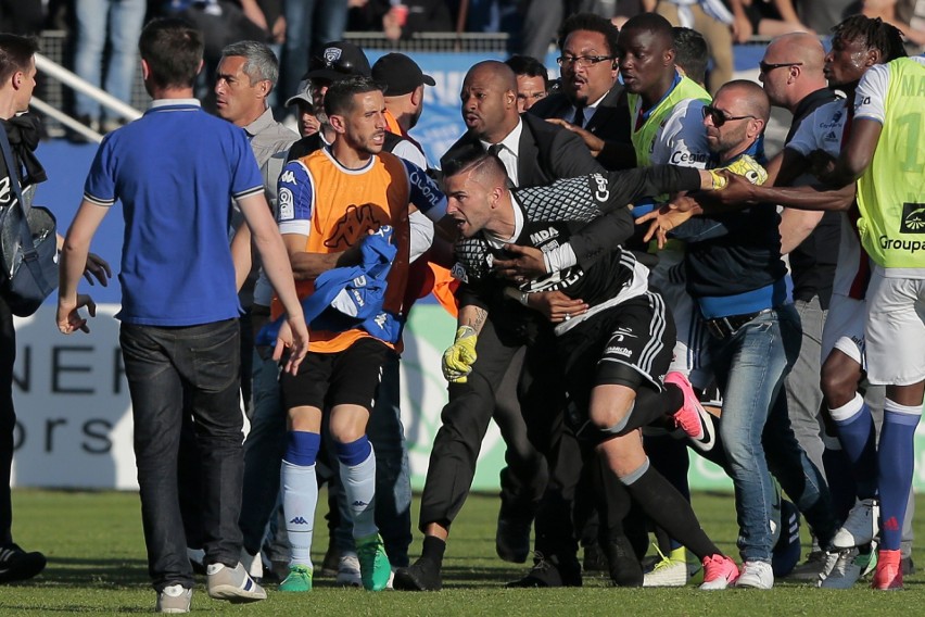 Dantejskie sceny na meczu Bastia - OL